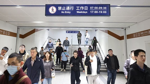 北京地铁通报“张雪反映自动检票机存在异常打开”