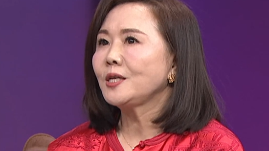 女士一件衣服价格上千  男士说“我的钱都交给你花”