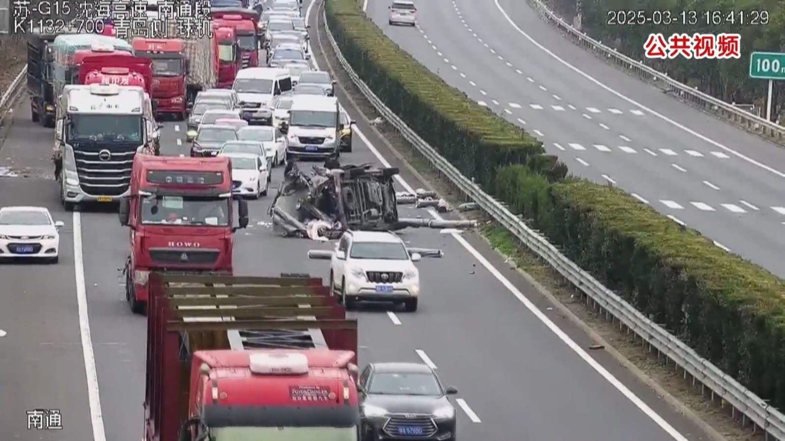 高速上面包车侧翻 过路司机合力救援 高速上面包车侧翻 过路司机合力救援