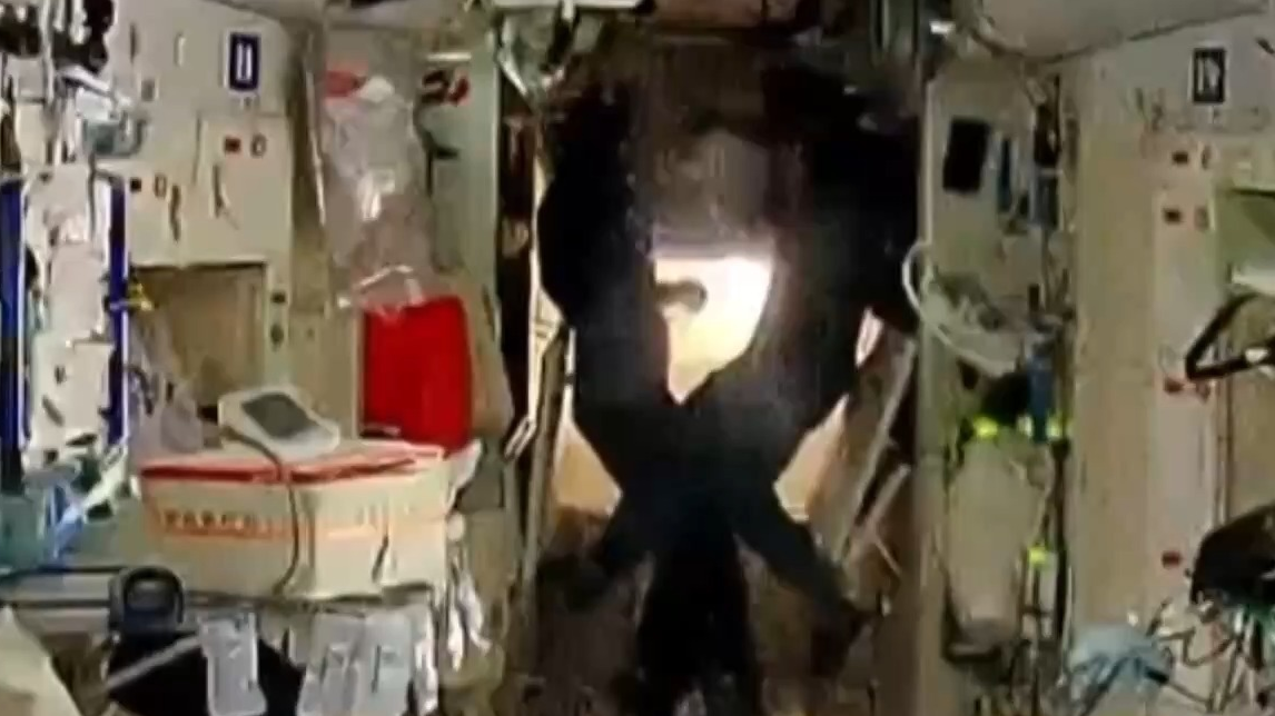 神二十返回舱玻璃裂纹是个三角形