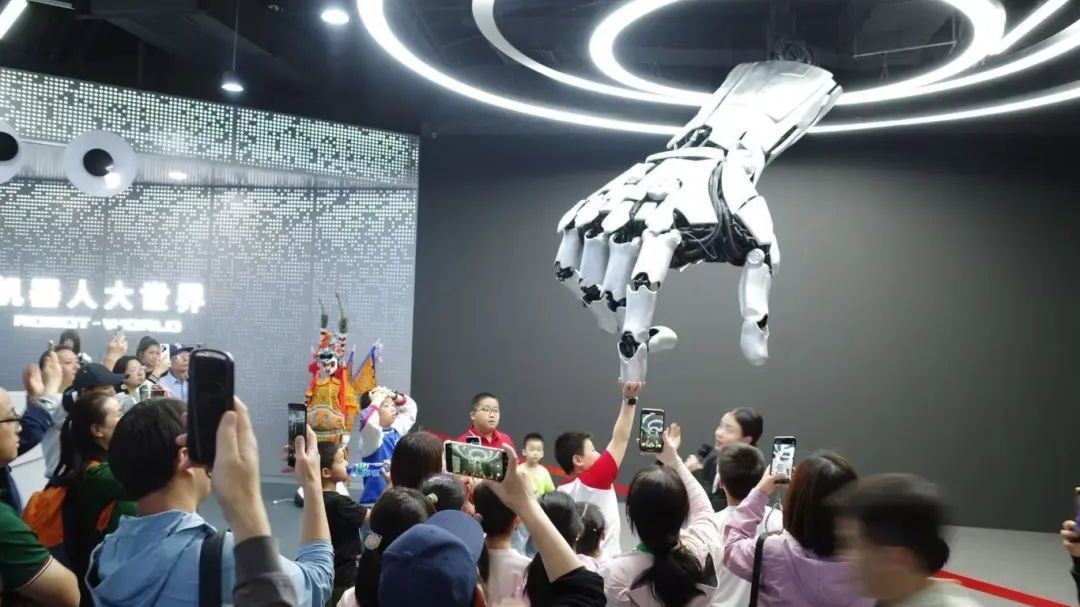 端午节、国庆节对外开放!在机器人大世界沉浸式感受未来生活—— 端午节、国庆节对外开放!在机器人大世界沉浸式感受未来生活——