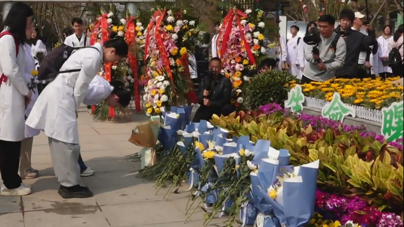 北京3.2万人登记报名遗体捐献 各界追思缅怀“无言良师” 北京3.2万人登记报名遗体捐献 各界追思缅怀“无言良师”