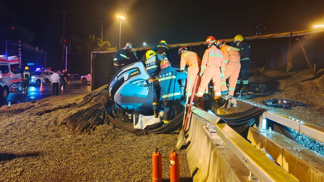 百吨砂石半挂车侧翻埋住小轿车 一家三口被困!救援紧急开始→ 百吨砂石半挂车侧翻埋住小轿车 一家三口被困!救援紧急开始→