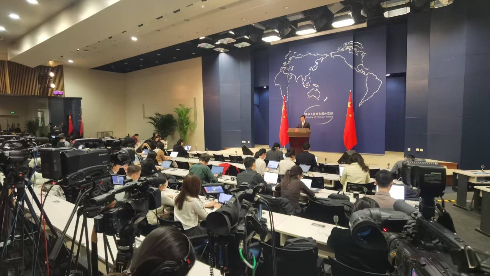 特朗普与普京就结束俄乌冲突谈判?外交部:中方乐见 特朗普与普京就结束俄乌冲突谈判?外交部:中方乐见