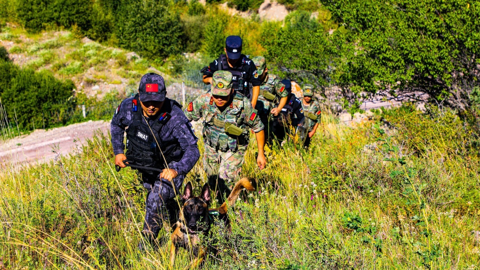 霍尔果斯,军警民协同巡边! 霍尔果斯,军警民协同巡边!