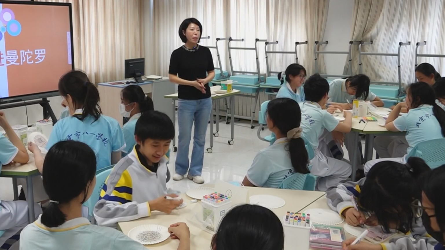 “身心健康二十条”落地 艺术课为孩子们的心灵“加油”