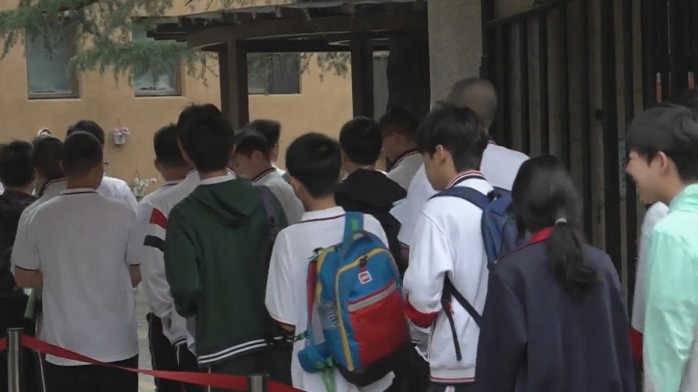 北京中考首日各考点平稳有序 老师家长送上温馨祝福