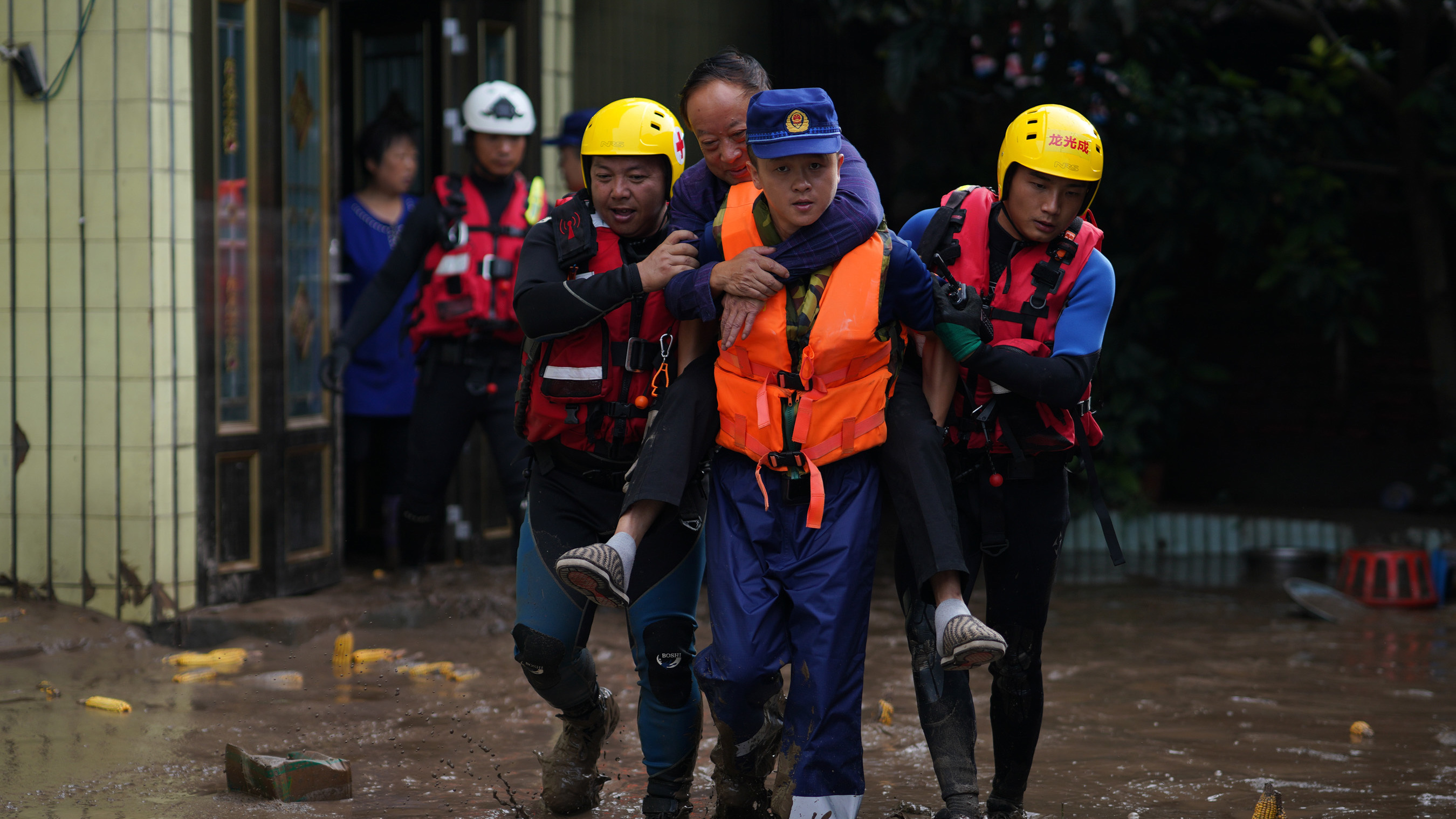 消防指挥员唐天钧:烈火中冲锋 洪峰里逆行 消防指挥员唐天钧:烈火中冲锋 洪峰里逆行
