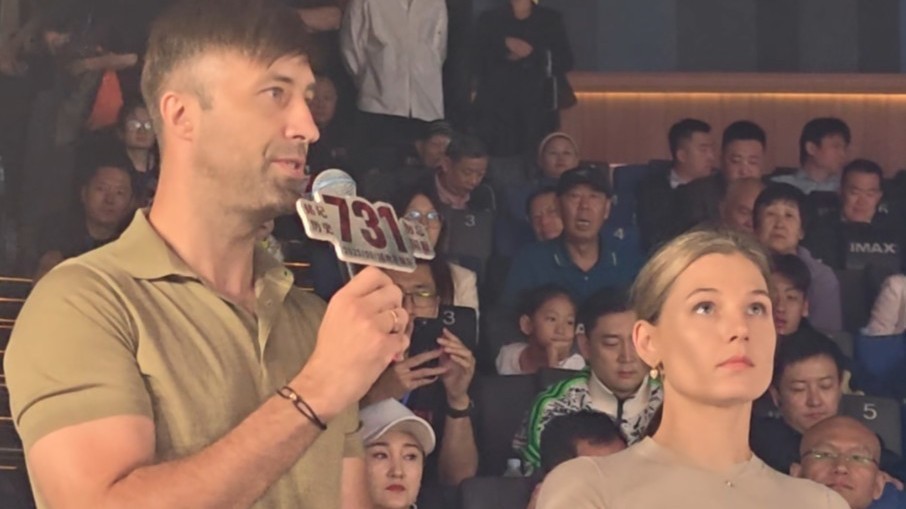 俄罗斯籍博主维多利亚夫妇观影《731》后感谢剧组