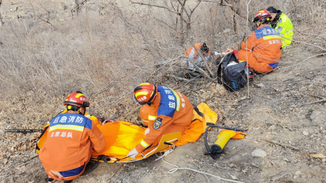 惊险！北京一跑山摩托撞上护栏，骑手被甩下山坡