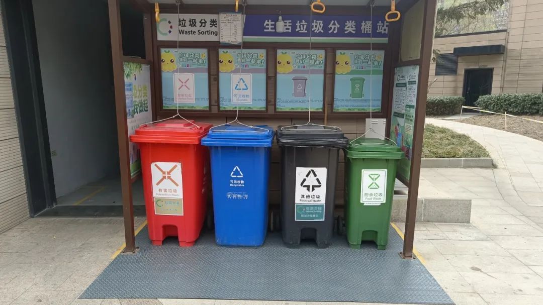 垃圾桶站换新颜 “小地垫”铺就“大文明” 垃圾桶站换新颜 “小地垫”铺就“大文明”
