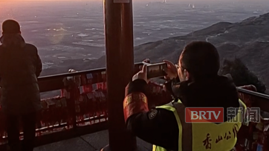 八年守望日出,为游客拍下几百张照片!他说:这是我第一次与日出合影 八年守望日出,为游客拍下几百张照片!他说:这是我第一次与日出合影