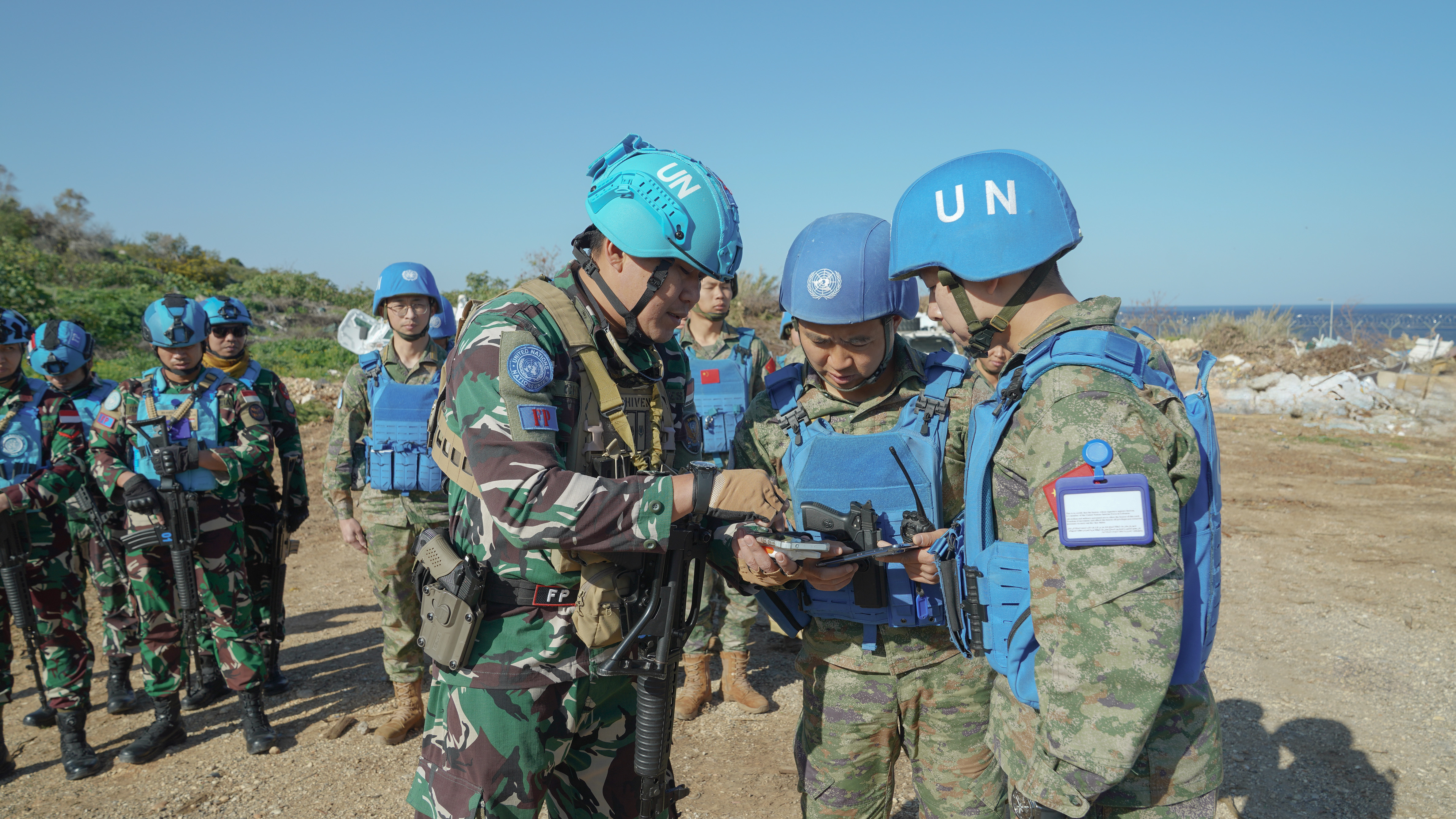 中国蓝盔高效协助印尼友军完成巡逻道路未爆物探测任务 中国蓝盔高效协助印尼友军完成巡逻道路未爆物探测任务