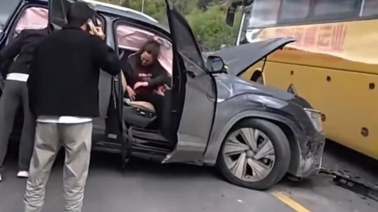 男子高速路偶遇车祸 众人合力撬开变形车门，救出车内所有被困人员