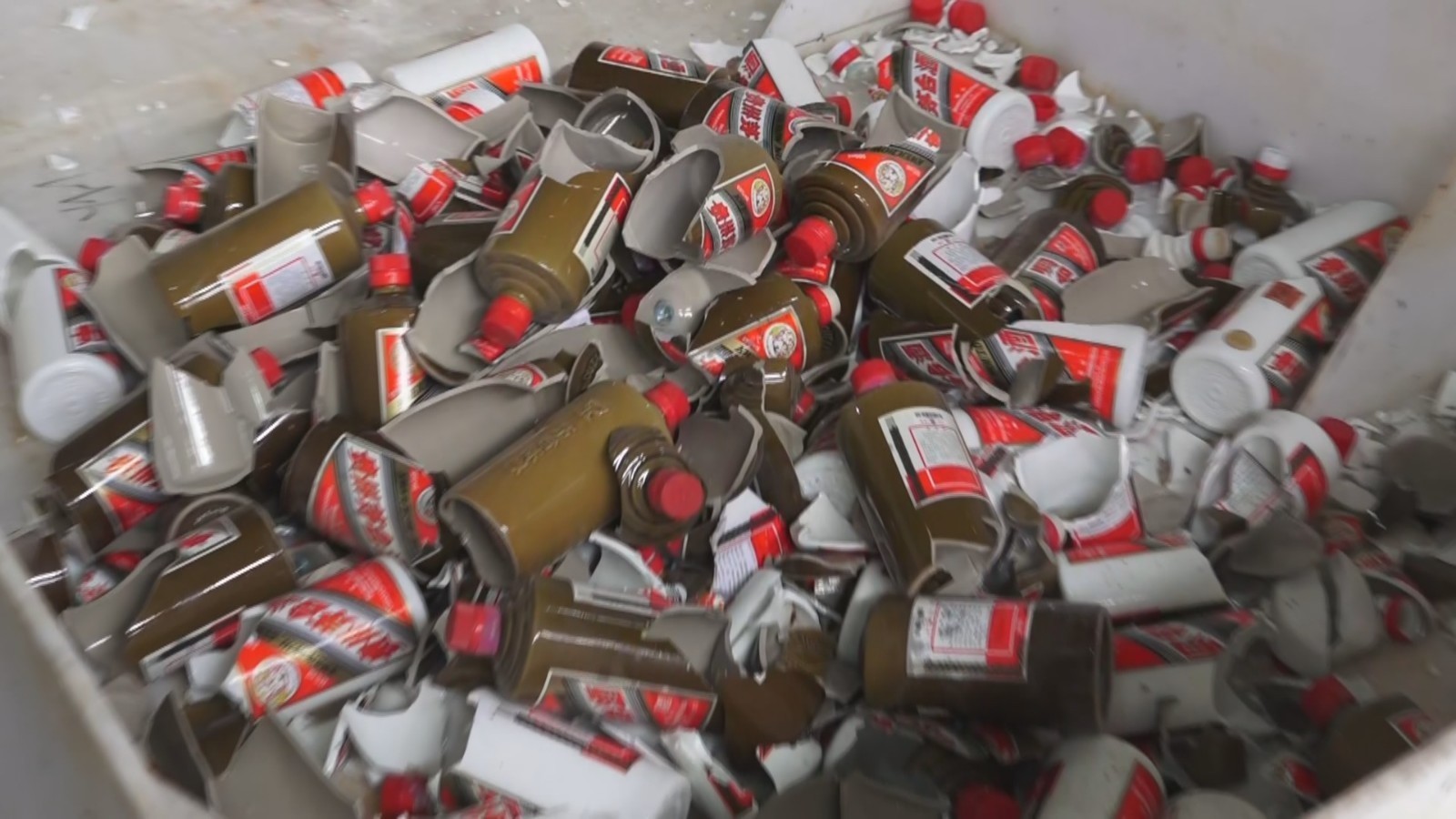 丰台法院现场销毁1000余件假冒茅台注册商标物品