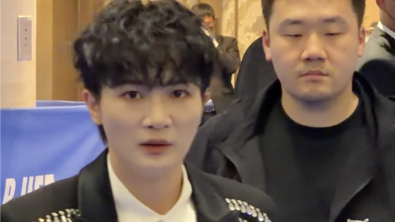 第十六届北京国际电影节闭幕式现场,周深与北京时间记者热情互动 第十六届北京国际电影节闭幕式现场,周深与北京时间记者热情互动