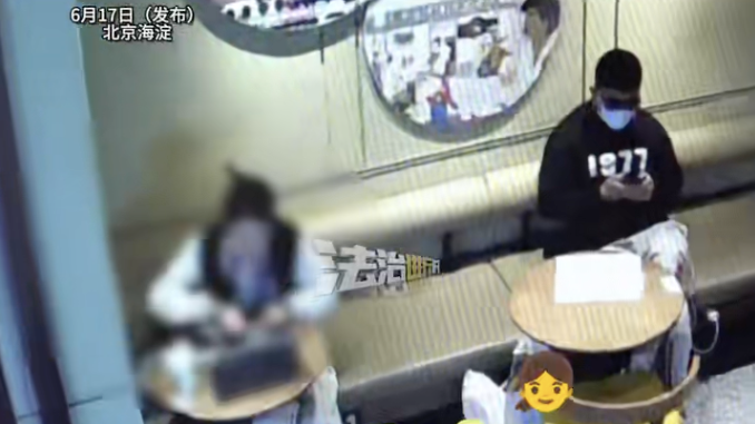 女孩在星巴克咖啡厅办公 竟不知小偷正坐在隔壁桌暗中观察