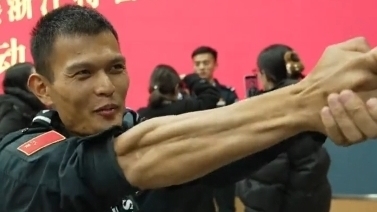 强！世界冠军中国特警展示超绝肌肉线条