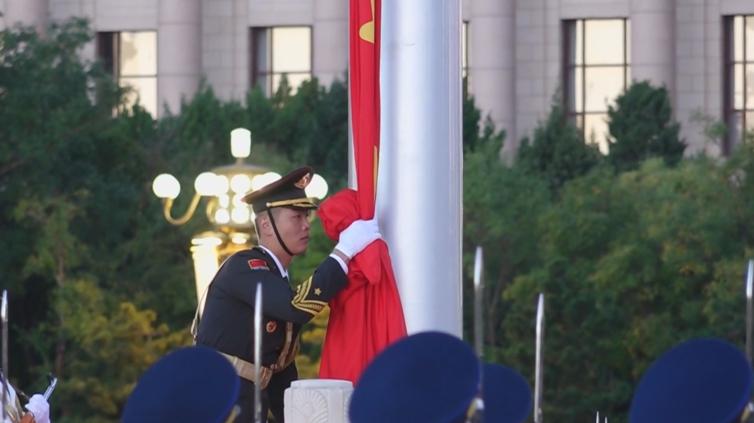 喜迎十一 祖国万岁 10月1日清晨10.1万人天安门广场见证国旗升起庄严时刻