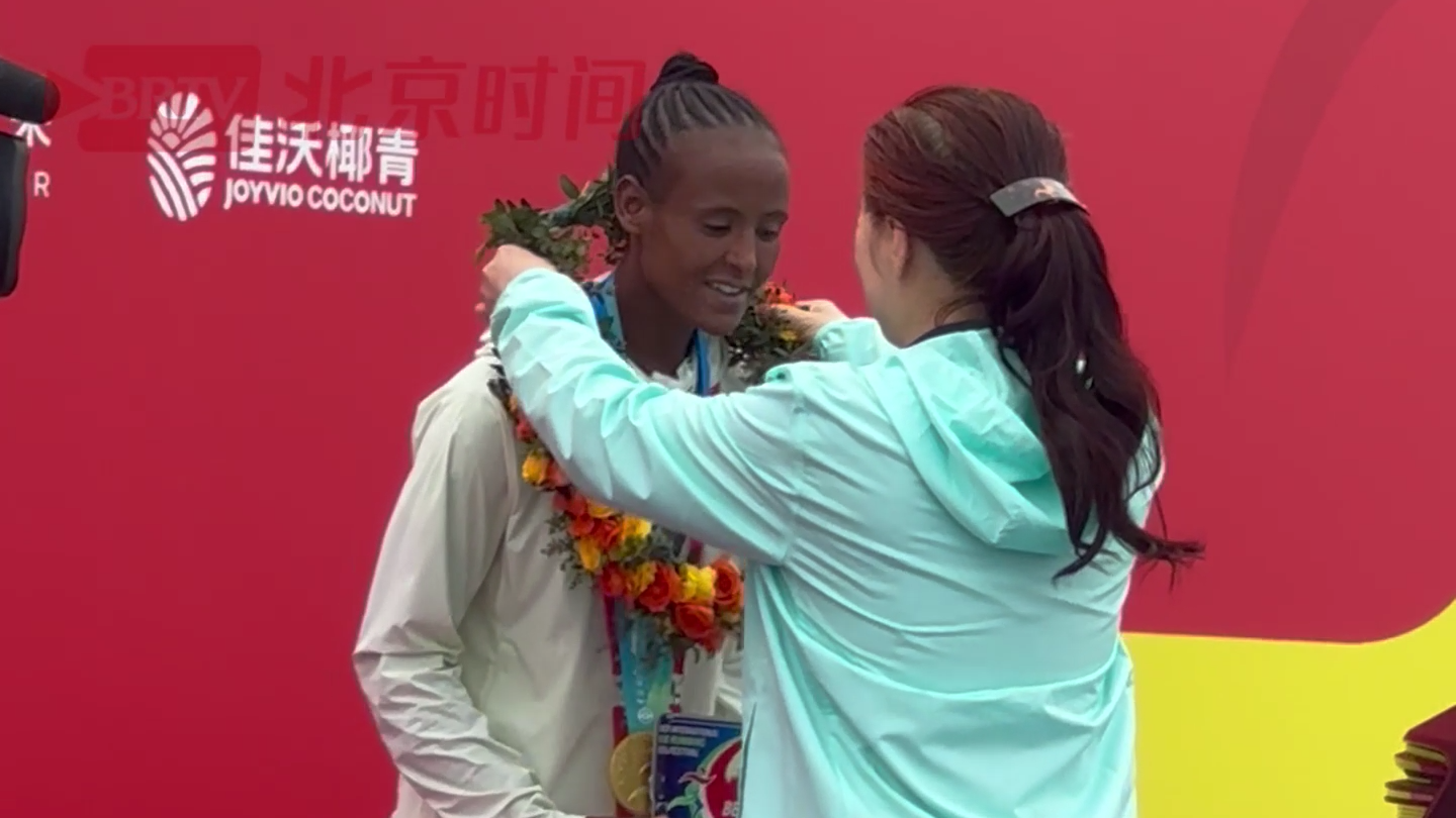 北京广播电视台党组副书记、总编辑徐滔 为北半马女子运动员颁发花环