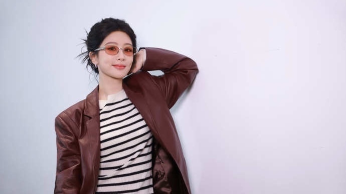 杨紫晒模仿“复仇摇”手势舞短视频 杨紫晒模仿“复仇摇”手势舞短视频