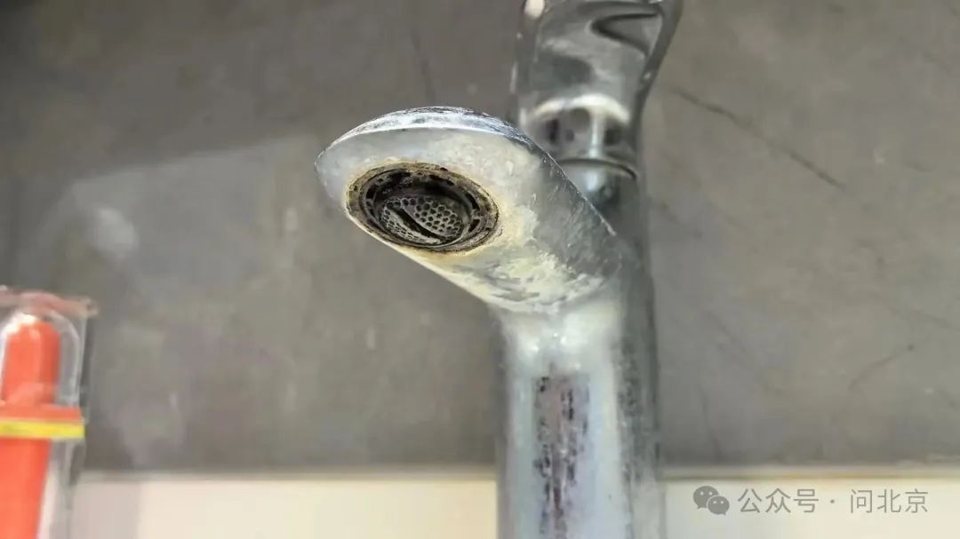 “有异味，沙土的沉淀，洗漱之后手会干裂”，镇政府：水质合格
