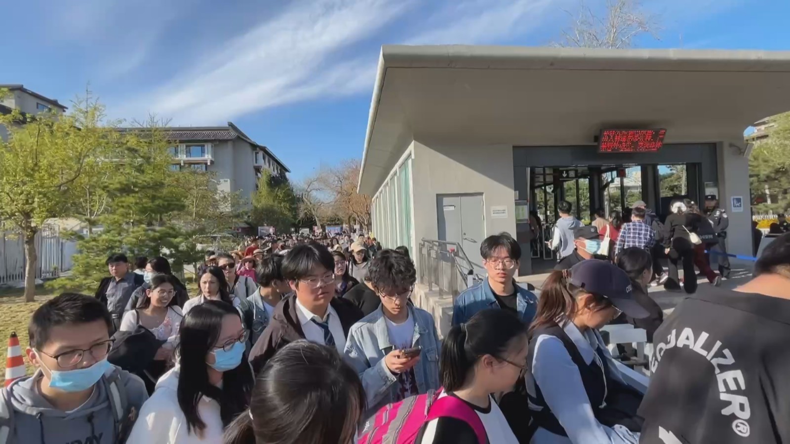 单日客流6万！记者体验地铁玉渊潭东门站出行