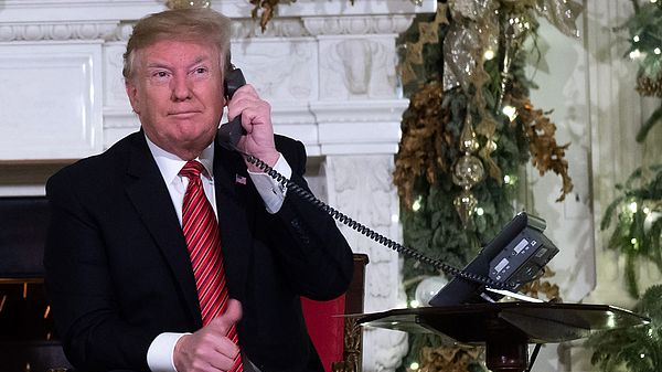 习近平同美国总统特朗普通电话