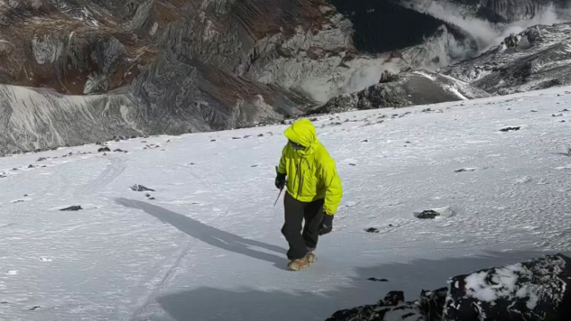 男子登雪莲峰到5300米左右，掏手机记录风景时不慎滑坠