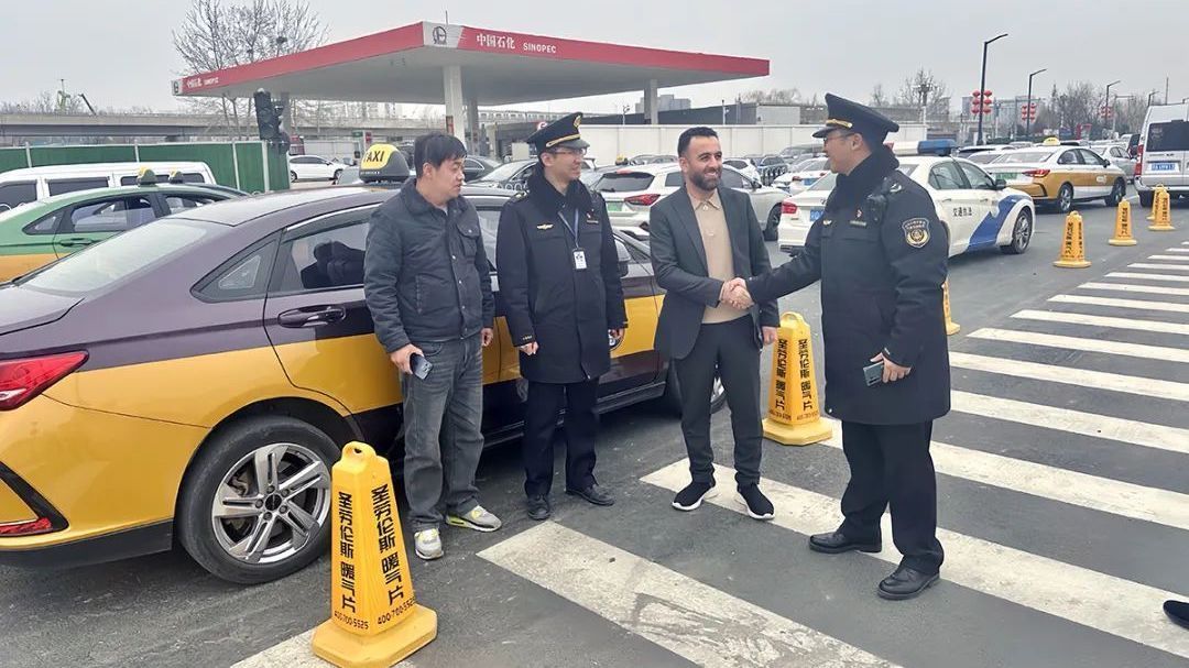 DeepSeek当翻译!顺义执法人员巧解外籍人士出行沟通难题 DeepSeek当翻译!顺义执法人员巧解外籍人士出行沟通难题