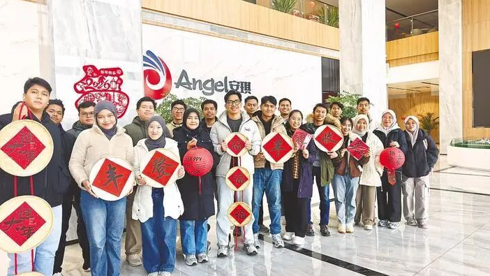 新春走基层丨“成为中国人”火了!老外涌进江边小城过年 新春走基层丨“成为中国人”火了!老外涌进江边小城过年