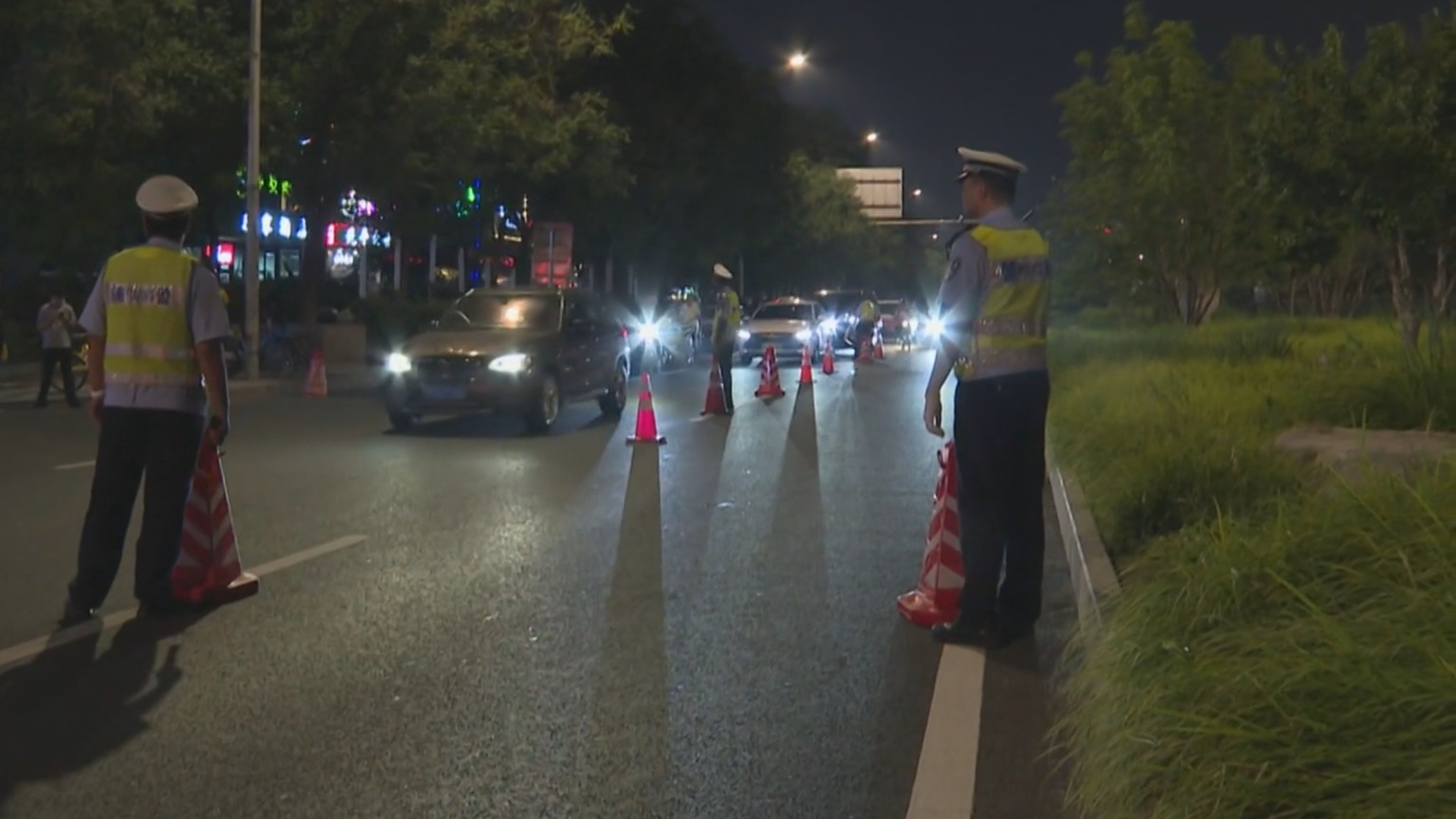 市公安交管部门夜查交通违法