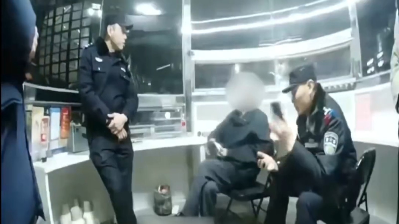 四九寒冬民警为失忆老人贴上暖宝宝