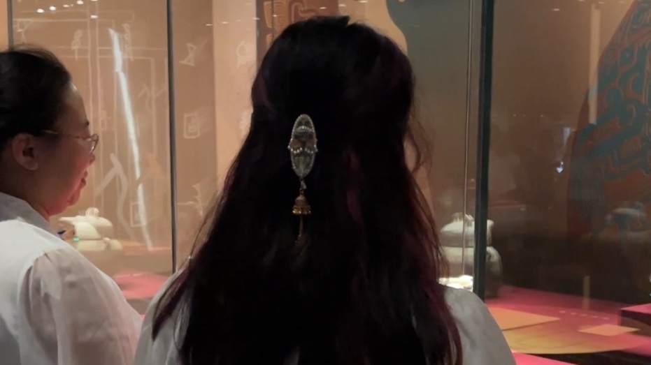 考生和母亲穿上美美的汉服 一起来打卡《看·见殷商》展