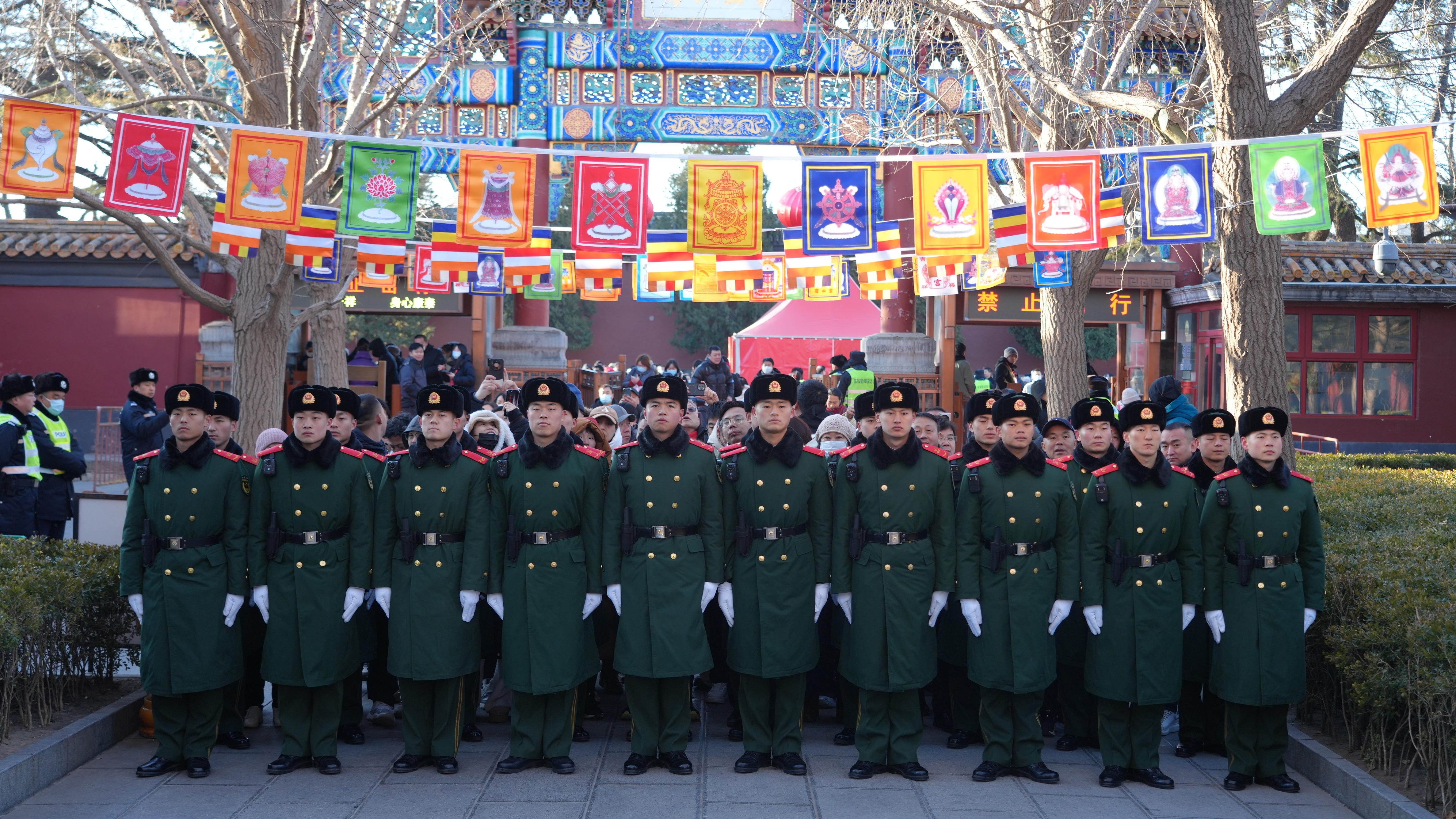 元宵节盛景|武警官兵执勤,守护灯火阑珊处的安宁 元宵节盛景|武警官兵执勤,守护灯火阑珊处的安宁