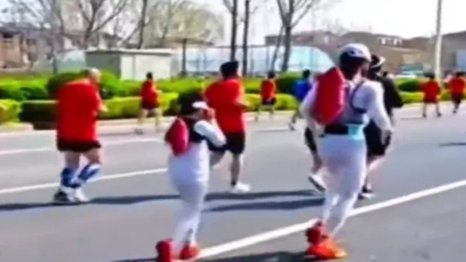 低龄儿童“蹭跑”马拉松 引争议 低龄儿童“蹭跑”马拉松 引争议