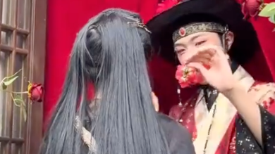 被指擦边的NPC“小黄鱼”互动改送簪花?景区:确有调整 被指擦边的NPC“小黄鱼”互动改送簪花?景区:确有调整