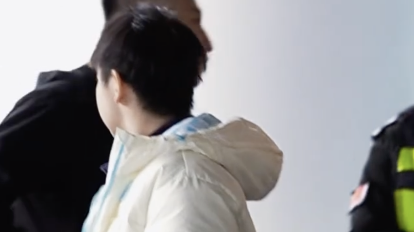 孙颖莎出发成都，身穿白色羽绒服背着书包，网友：“白色小面包”上线