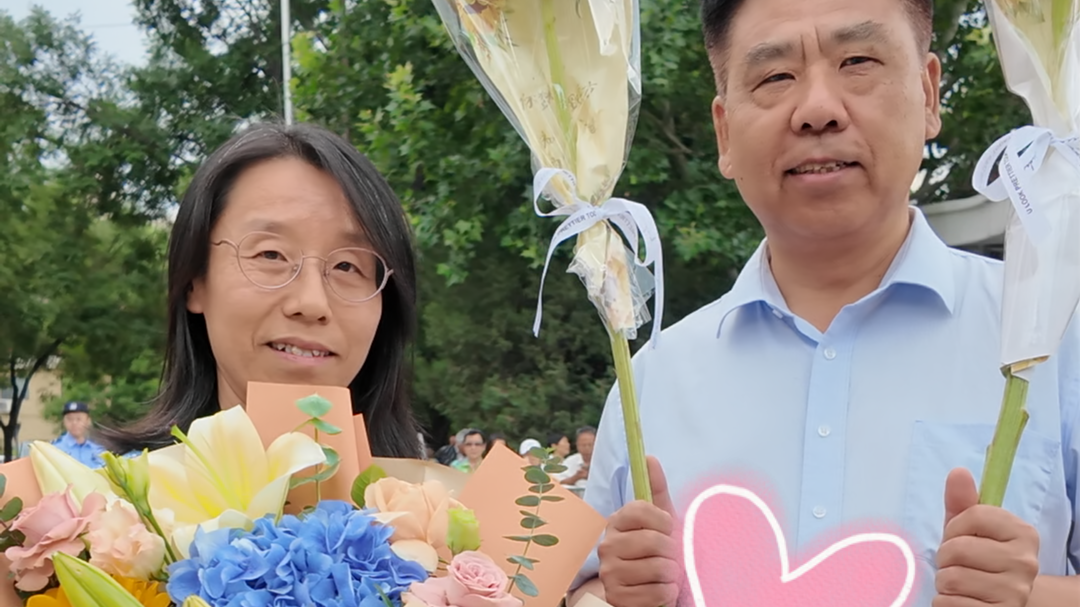 妈妈亲手为儿子挑选不同花语的鲜花，字字不提爱但句句都是爱！