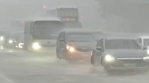 风大雨急，淋了个措手不及！北京12区处于暴雨预警中