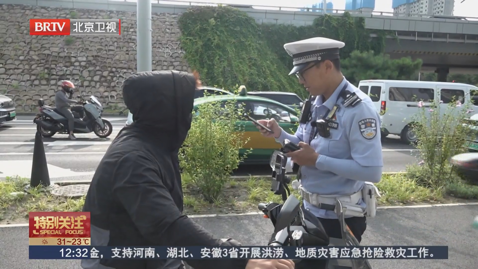 雨后头盔潮湿 交警支招除湿