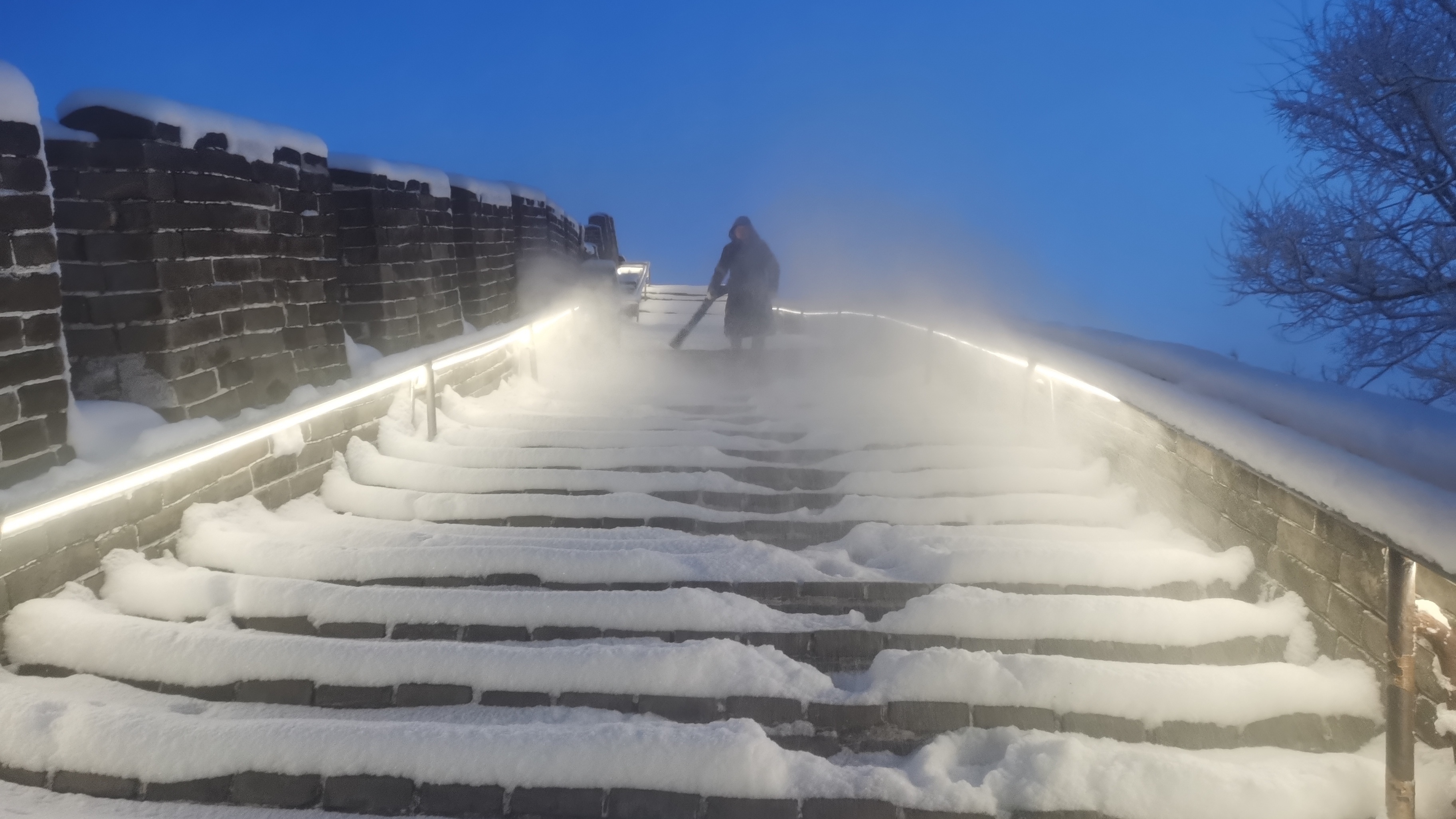 八达岭新年初雪壮美如画，八达岭文旅全力保障游客畅通登城