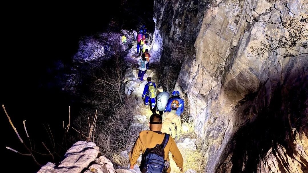 为排解压力爬野山,四名在读博士被困 为排解压力爬野山,四名在读博士被困