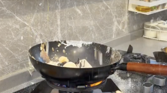 学做盐焗鸡蛋意外炸翻厨房