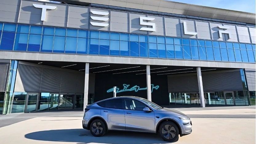 特斯拉股价“腰斩”、市值一夜蒸发超9000亿元,马斯克回应 特斯拉股价“腰斩”、市值一夜蒸发超9000亿元,马斯克回应