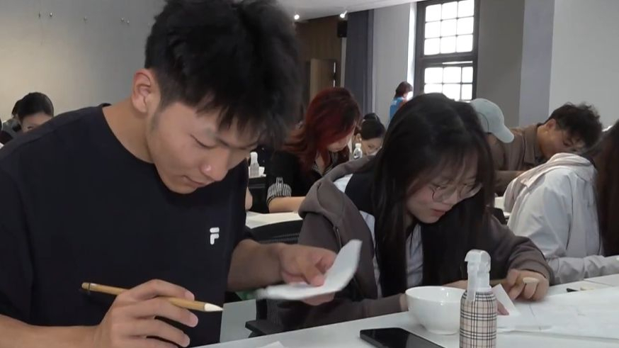 首都高校学生参与国家级非遗古籍修复项目 首都高校学生参与国家级非遗古籍修复项目