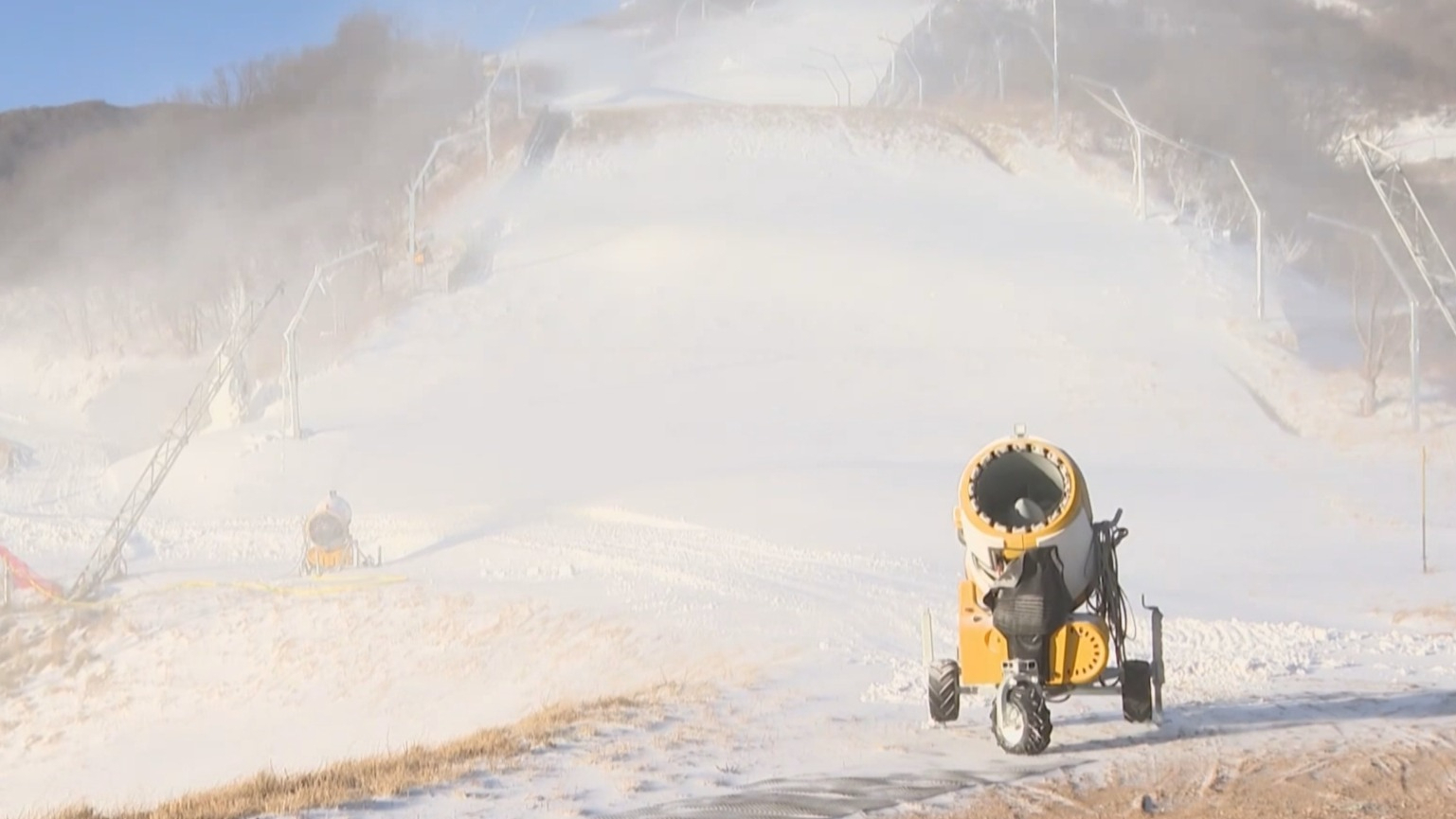 国家高山滑雪中心“雪飞燕”启动造雪 本月下旬开板迎宾 国家高山滑雪中心“雪飞燕”启动造雪 本月下旬开板迎宾