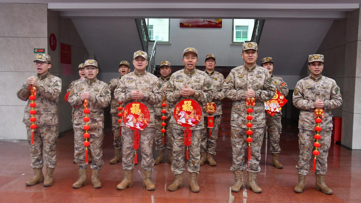 青山湖区人武部全体官兵拍摄拜年视频 向全国人民送上新春祝福 青山湖区人武部全体官兵拍摄拜年视频 向全国人民送上新春祝福
