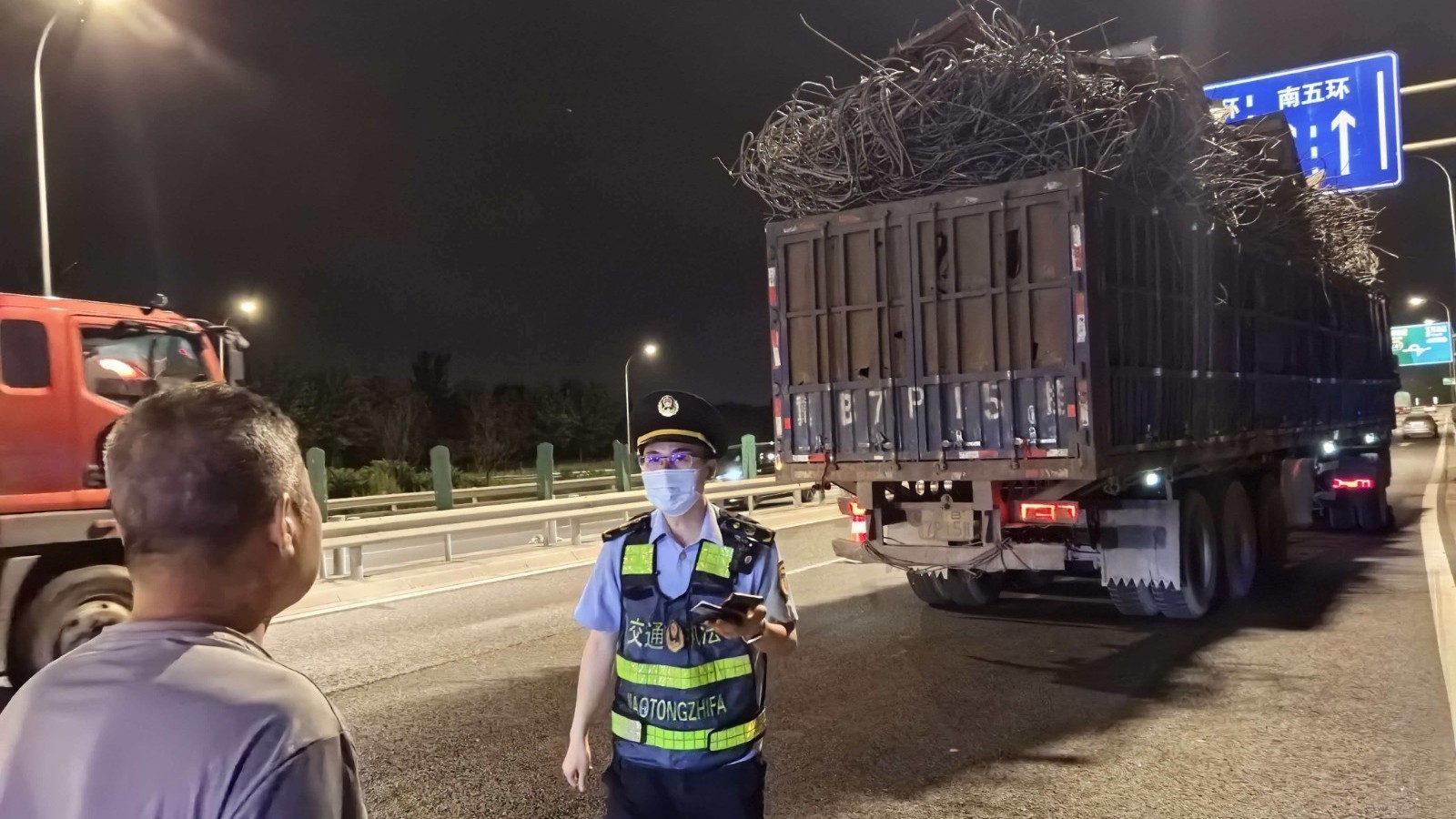 深夜出击！多辆废钢筋运输车“裸装”上路被查处