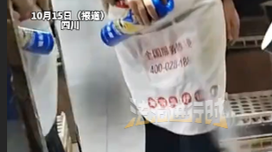 小区超市苍蝇多,超市员工竟往新鲜蔬菜上喷杀虫剂